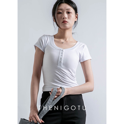 DOROTHY丨白色辣妹修身T恤女纽扣短袖2025新款纯色半袖上衣打底衫