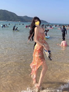 海边度假在逃公主碎花吊带长裙女三亚沙滩裙高级感不规则连衣裙子