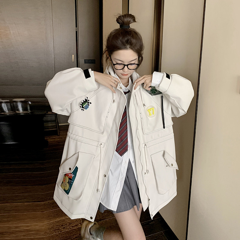 现货中长款2026工装白色压明线戴帽半长外套ZB237-8557-P195-288，女装风衣，浙宝237