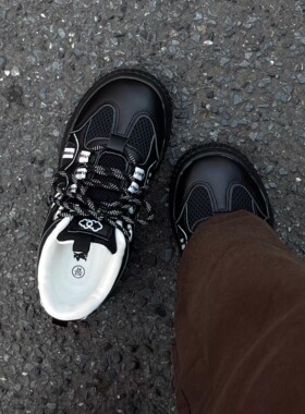 山系户外风全黑色复古德训鞋子女2026新款chic百搭韩系学生小黑鞋