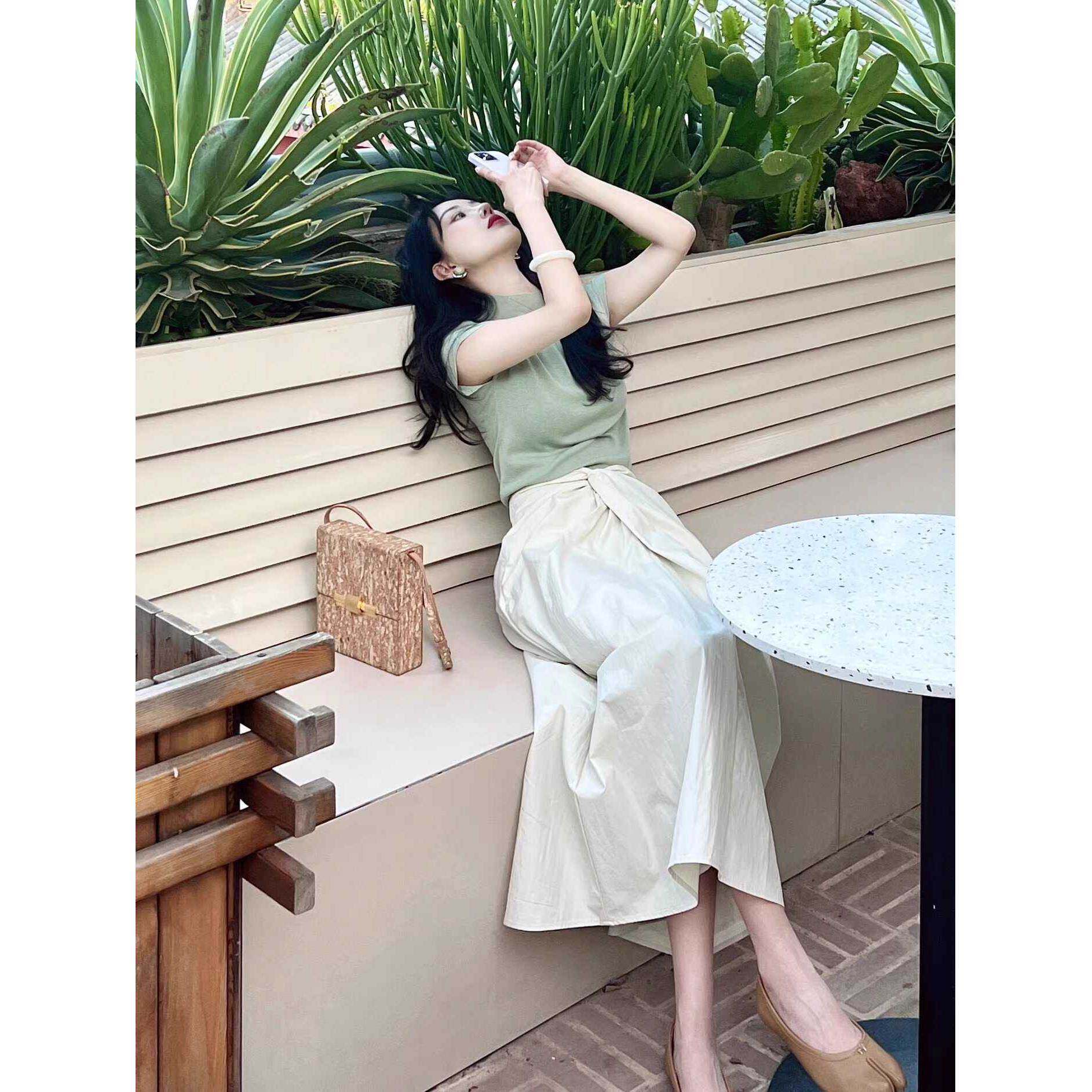 港风高级感温柔茶系气质休闲裙子套装女夏季短袖T恤半身裙两件套