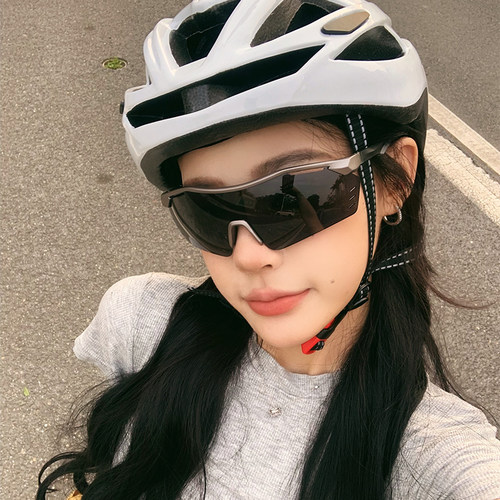 个性辣妹爬山徒步太阳镜