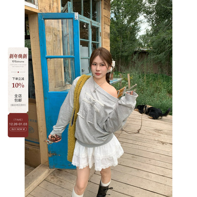 宅宅athome//蝴蝶少女  贴布立体蝴蝶结斜肩卫衣宽松休闲露肩上衣