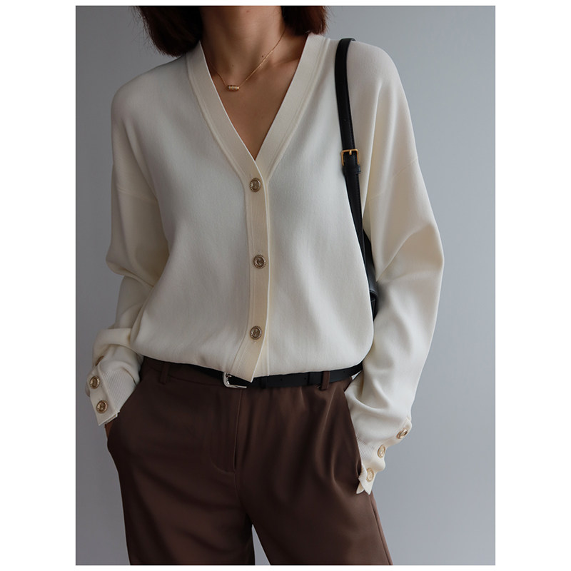 初与白 法式经典v领 罗马针织袖开衩浮雕金属扣短开衫上衣