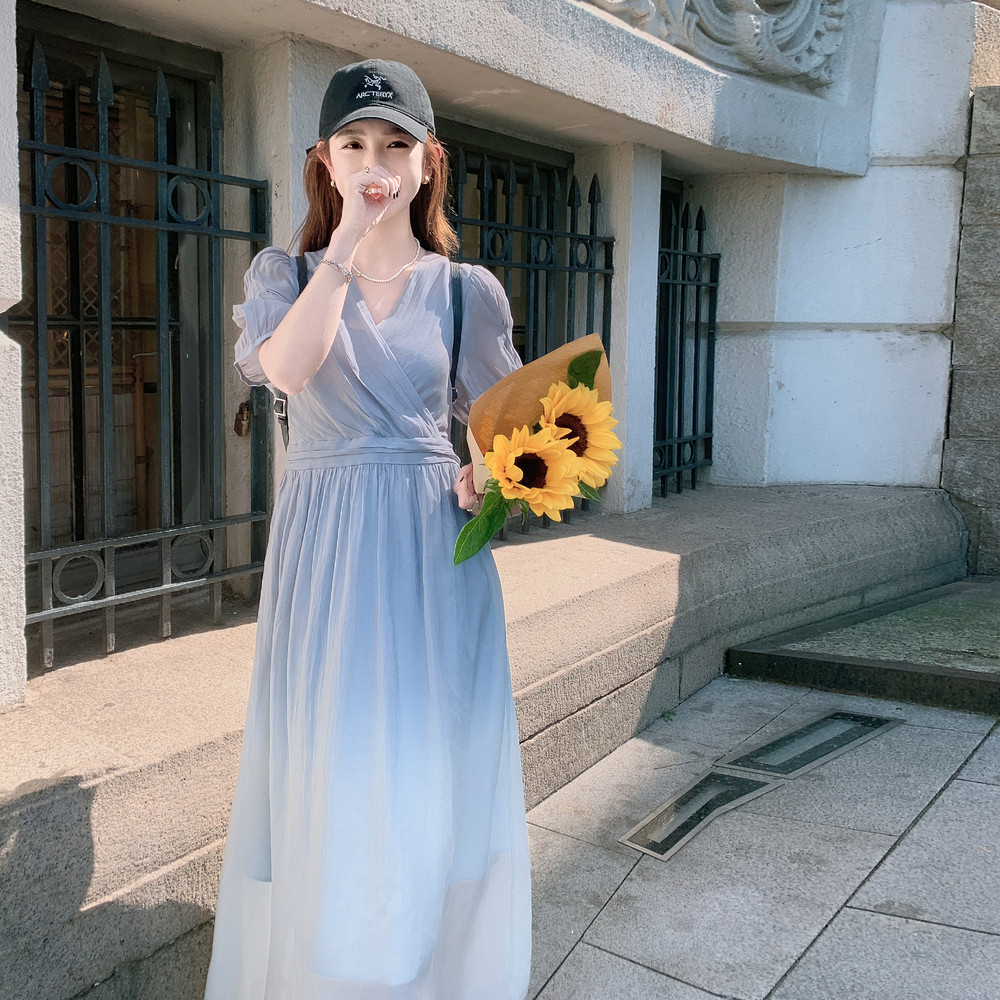 2026年夏季法式时尚气质宽松V领休闲泡泡袖渐变色高腰女士连衣裙