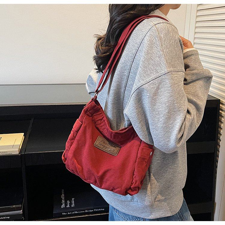 休闲日杂风帆布斜挎包2026新款轻便上班小方包中性慵懒风托特包女