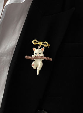 萌系抱树枝小猫胸针卡通西装男固定装饰别针防走光胸针女