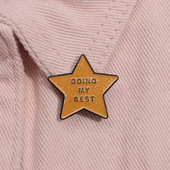 新款 五角星造型励志徽章DOING BEST英文字母加油胸针学生勋章