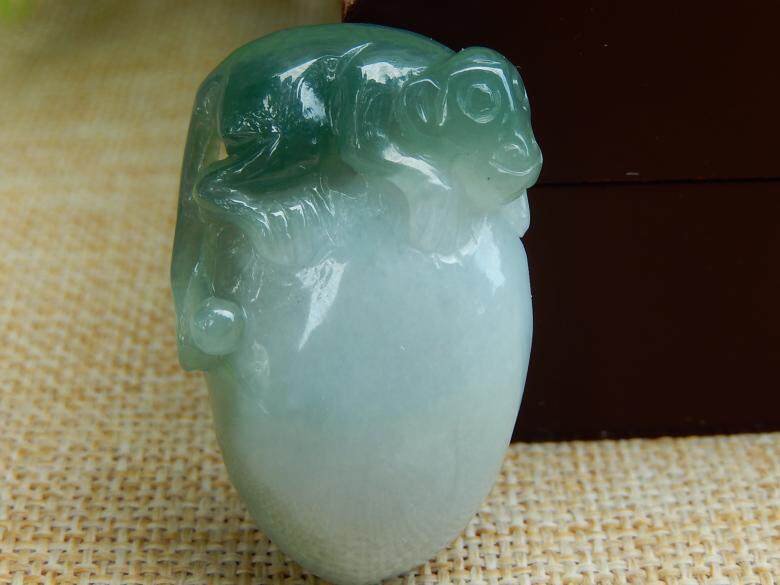 缅甸天然A货翡翠原石半明料玉石成品冰糯种油青猴子抱桃挂件A1544