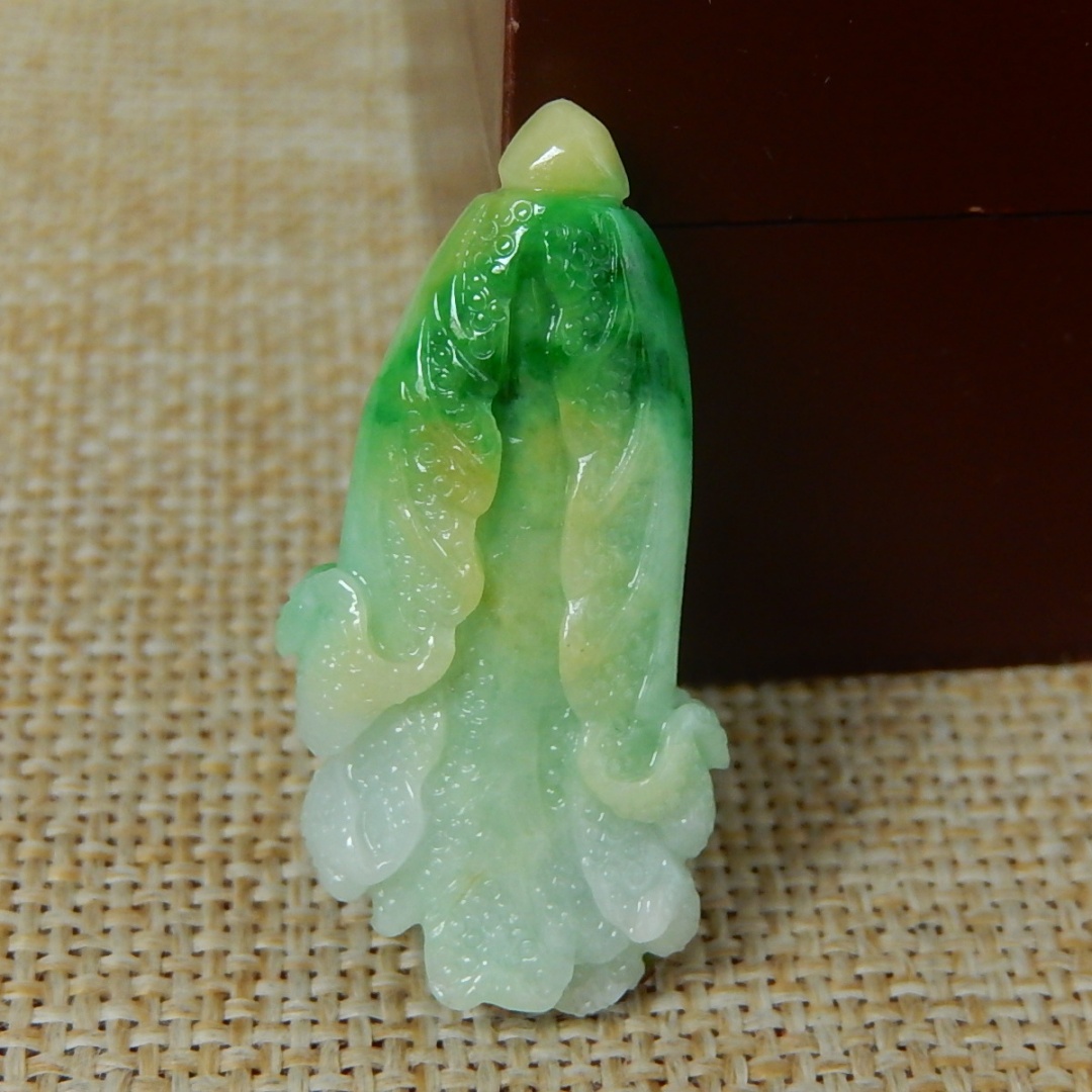 缅甸天然A货翡翠黄加绿白菜挂件