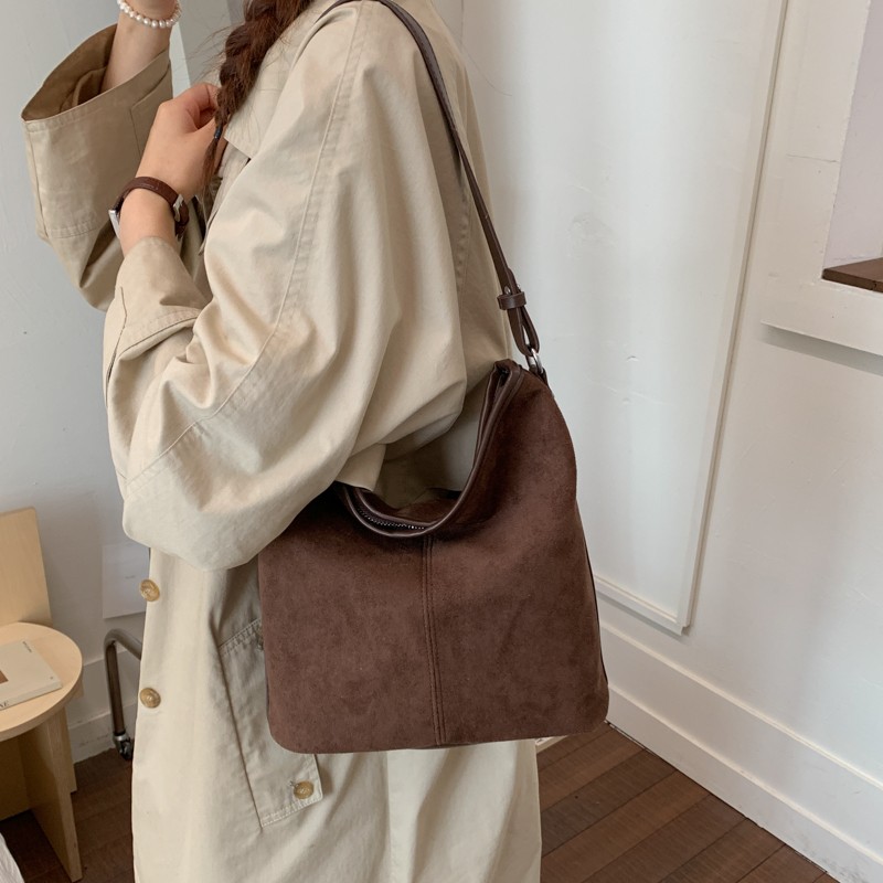 休闲复古麂皮绒磨砂包包2025新款通勤大容量斜挎包女士单肩水桶包