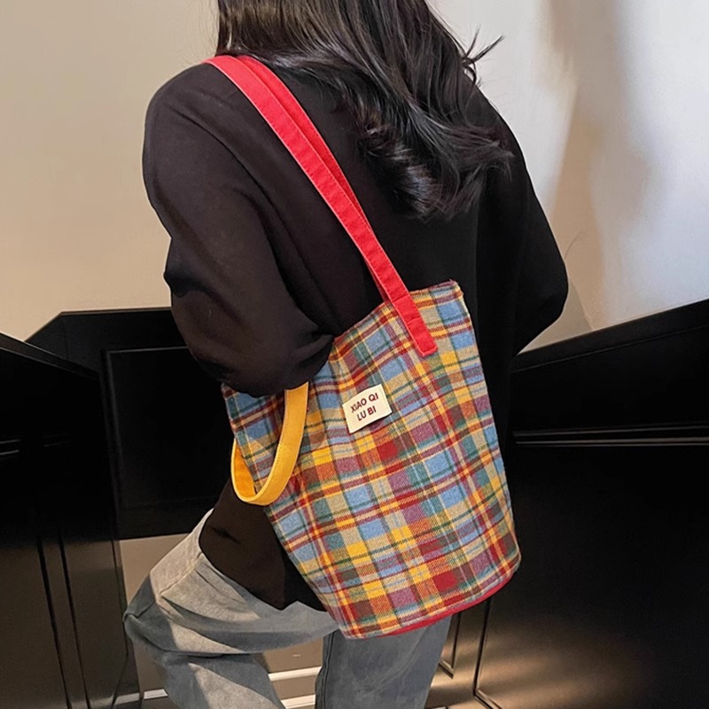 帆布包包女大容量2025新款春夏单肩包格子今年流行爆款休闲水桶包