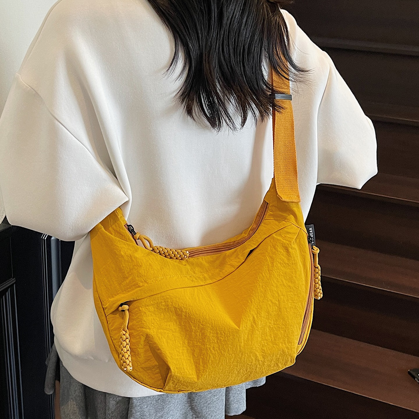 简约休闲轻便饺子包单肩包日系百搭斜挎包包女大学生上课通勤背包