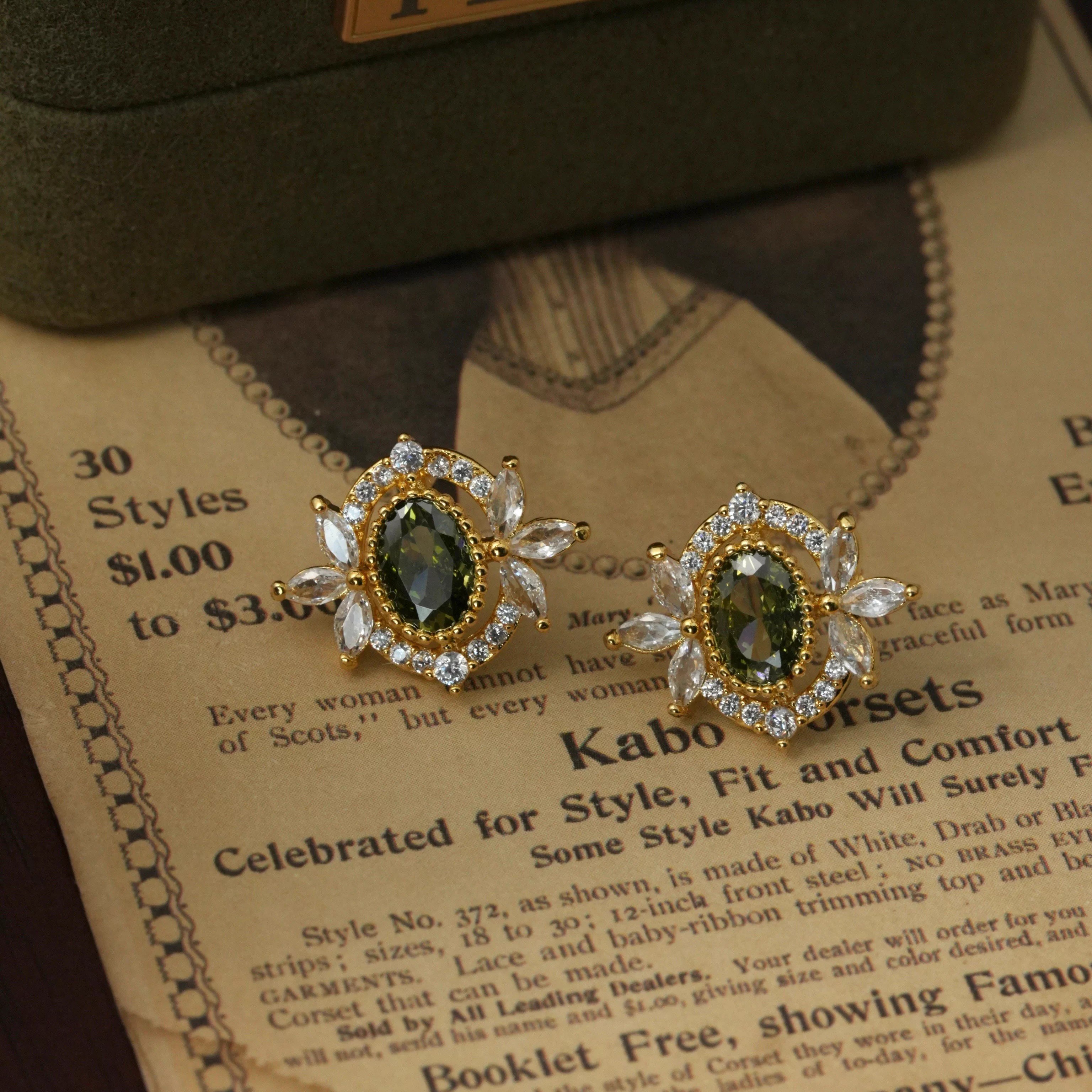 莱茵小镇^高级感宫廷橄榄绿耳钉