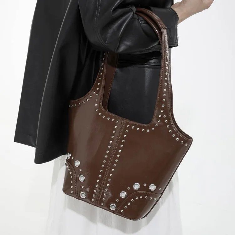 跨境个性潮酷铆钉单肩腋下包欧美时尚大容量托特包小众休闲水桶包