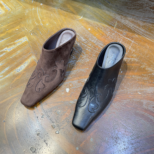 小池在首尔2023年秋季新款小方头绒面雕花布洛克风细高跟包头拖鞋