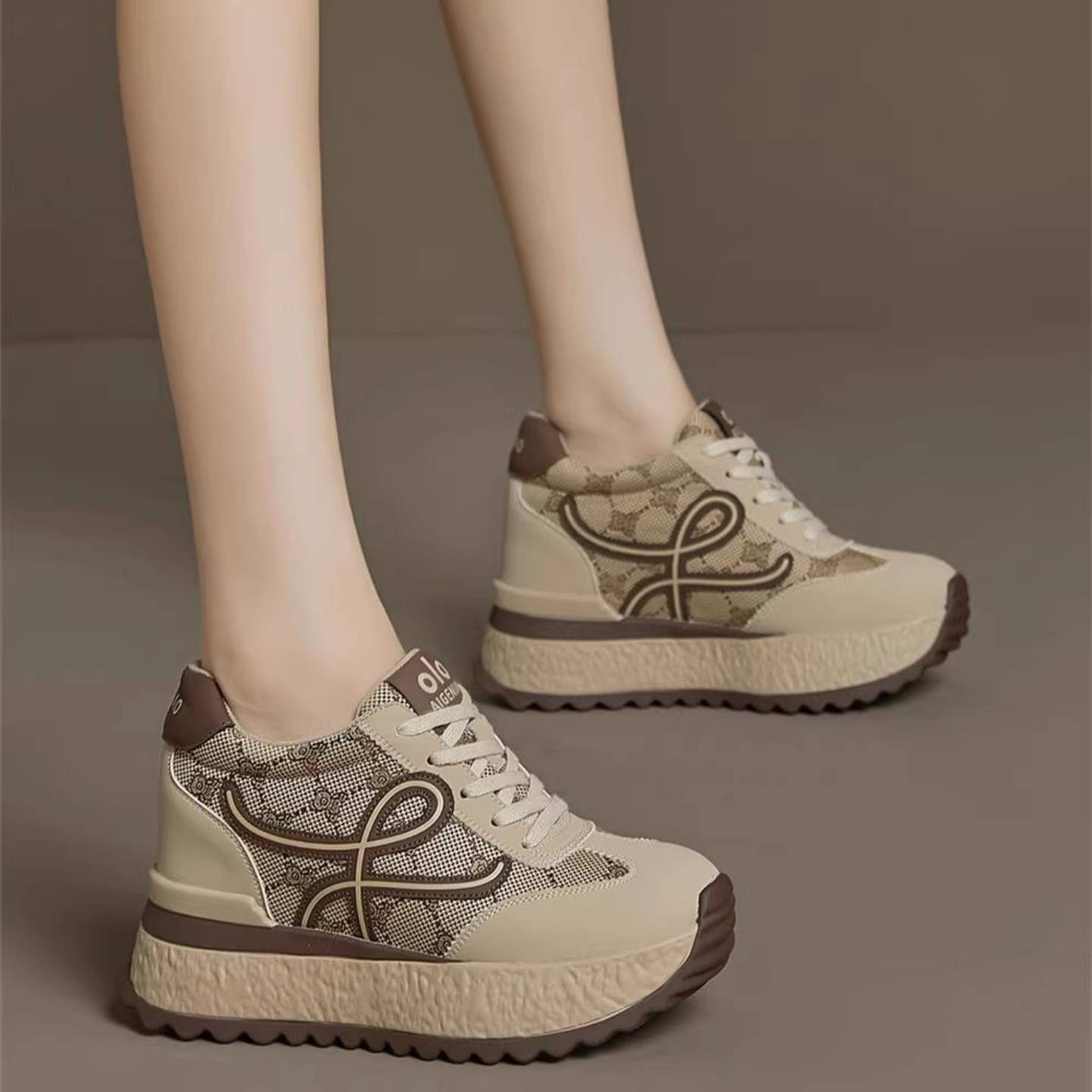 香港复古阿甘鞋女款软底2025秋季厚底内增高10公分运动鞋超火女鞋