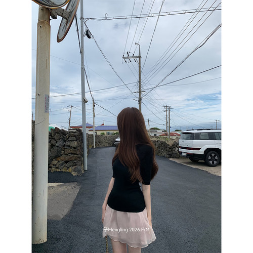 子Mengling  长期主义 黑色辣妹收腰中袖上衣女夏季修身显瘦T恤