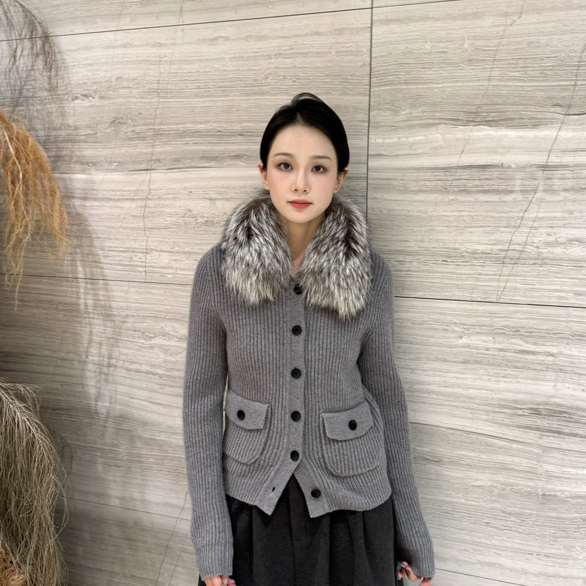 多衫（100羊毛毛衣(配毛领狐狸毛真毛可拆卸)(含100羊毛)O多H087