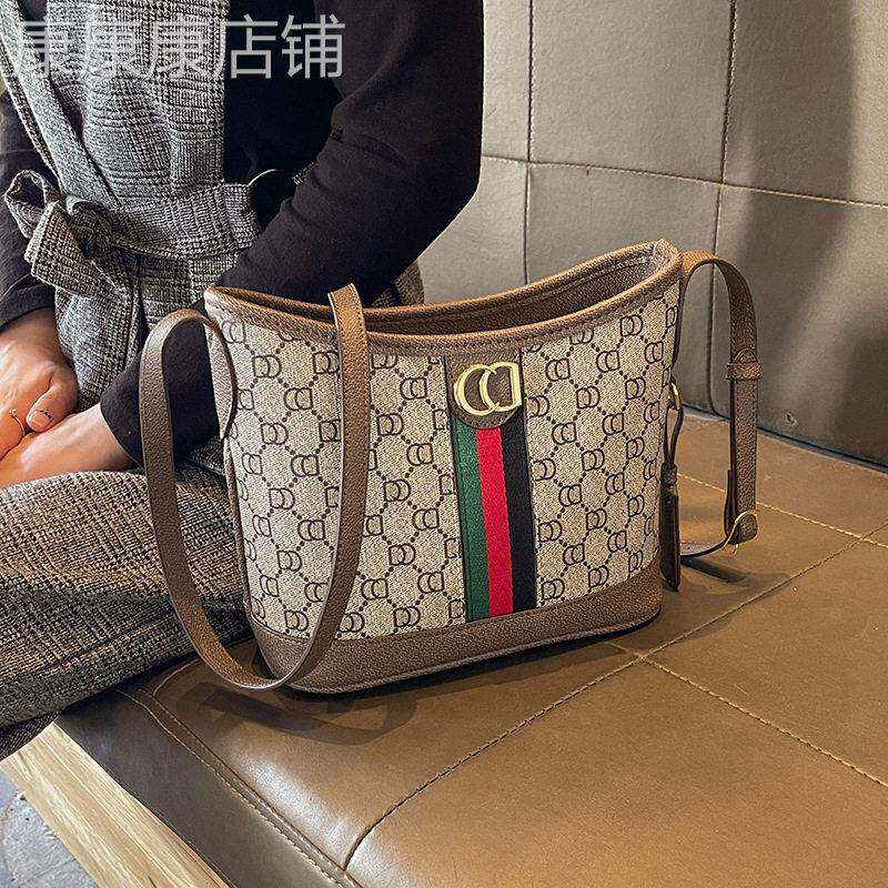 香港专柜代购女士包包2026新款高级感时尚单肩包设计感小众水桶包