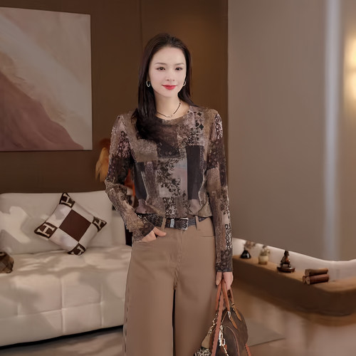 豆豆DA【报纸】复古拼布印花T恤女秋长袖圆领亮丝打底衫26QT26555