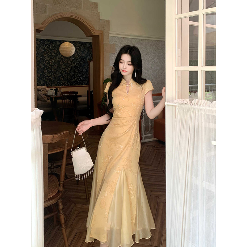 新中式黄色插片式鱼尾改良旗袍