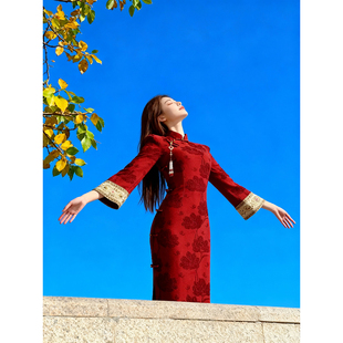 酒红色旗袍敬酒服秋冬季2025新款改良新中式长袖订婚礼服裙优雅女