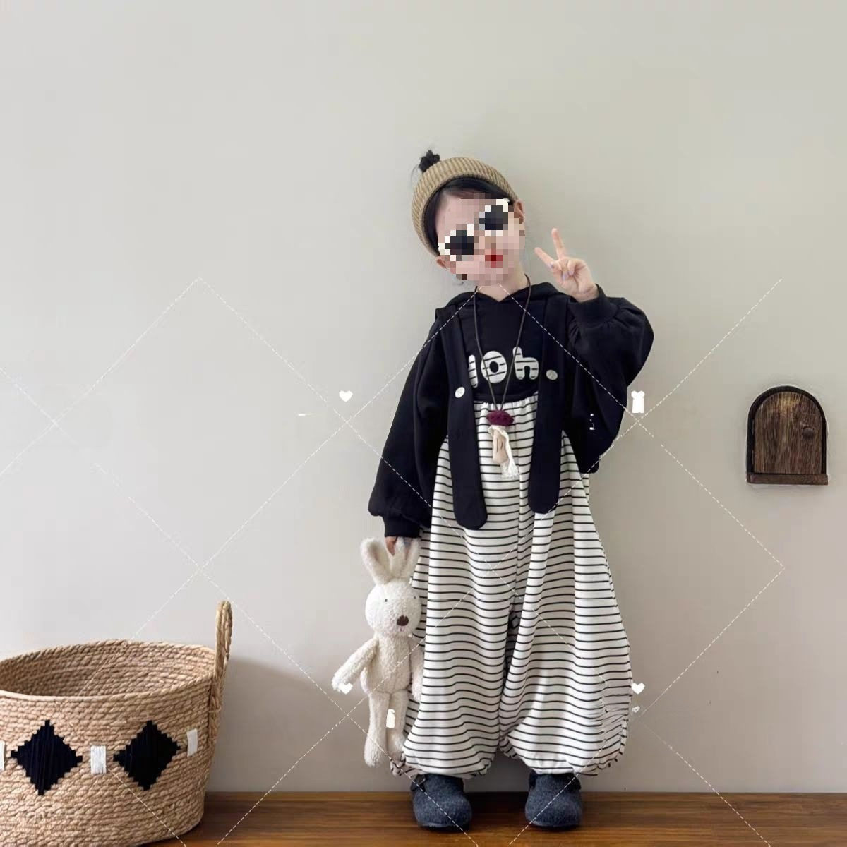 儿童套装秋新款男女童宽松百搭连帽卫衣可爱条纹背带裤潮