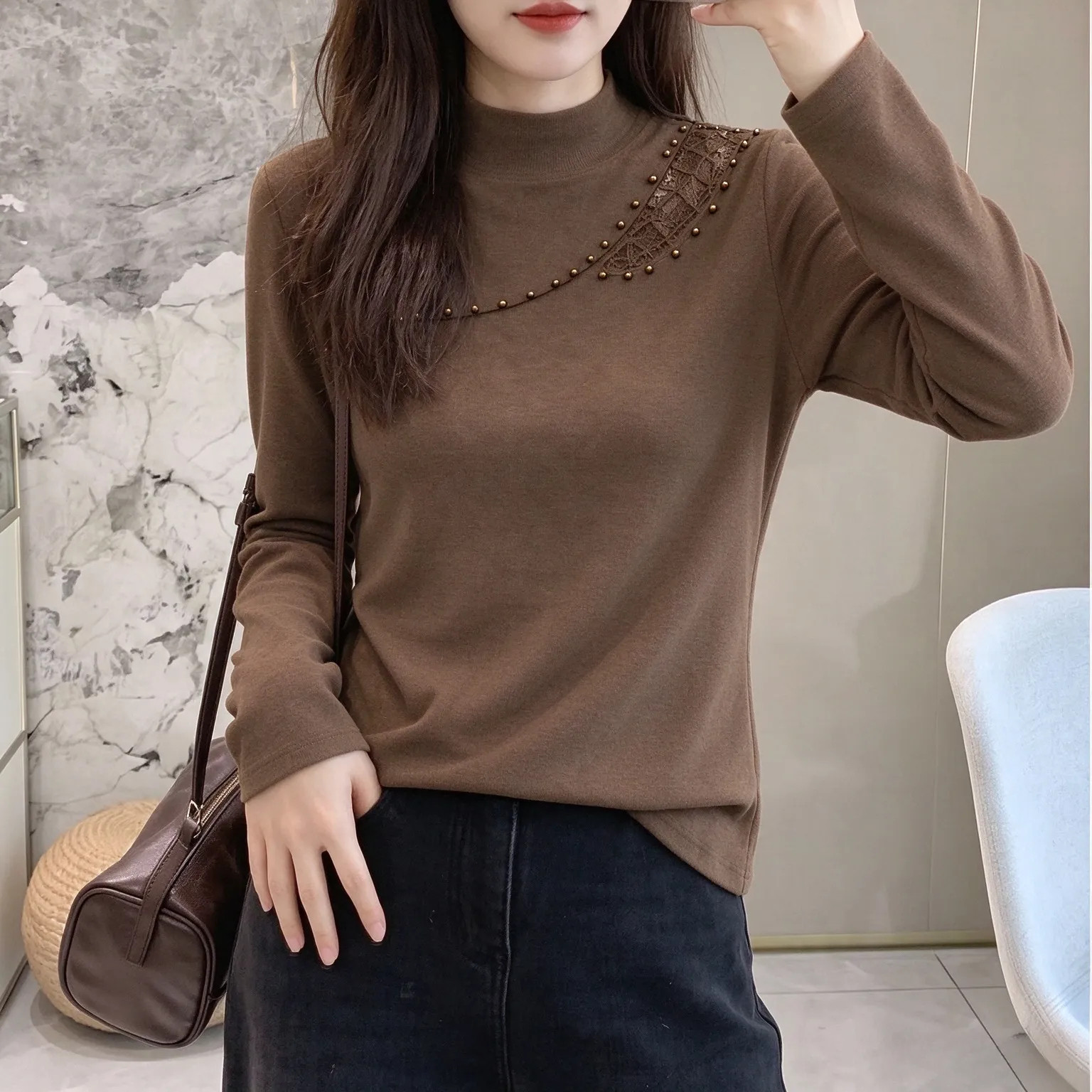 高级感半高领德绒打底衫女秋冬新款修身气质内搭时尚钉珠小衫外穿