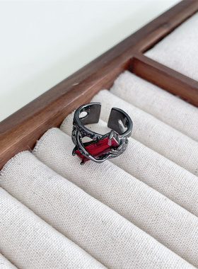 暗黑系红宝色开口戒指