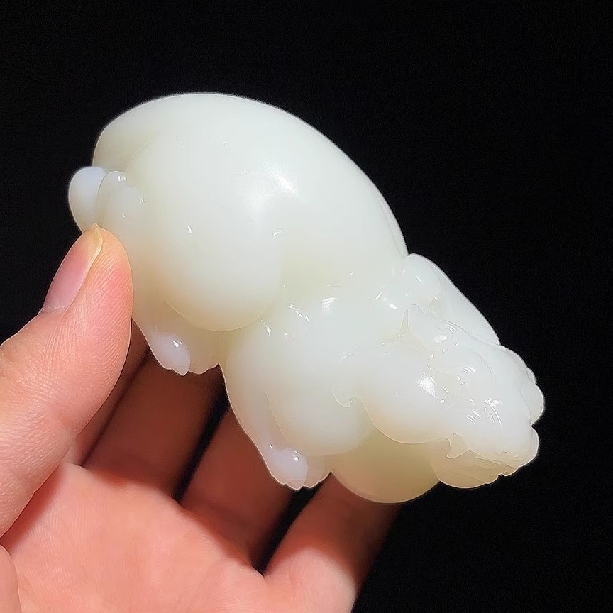 新疆和田羊脂白玉貔貅把件