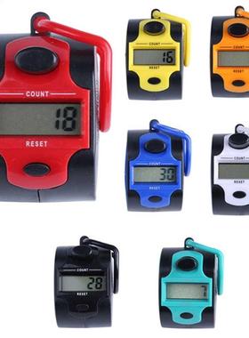 Compteur d'affichage de Golf de Clicker tenu dans la mai