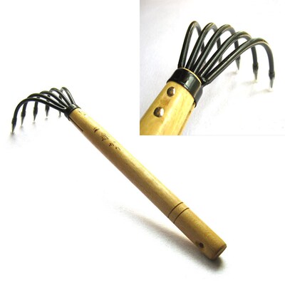 Durable 5-Tine Claw Rake Cultivator Seafood Rake with wood h