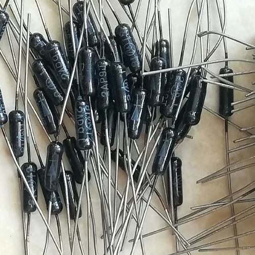 二极管2AP9J，如图所示，一只2.5，20只起包邮。 议价