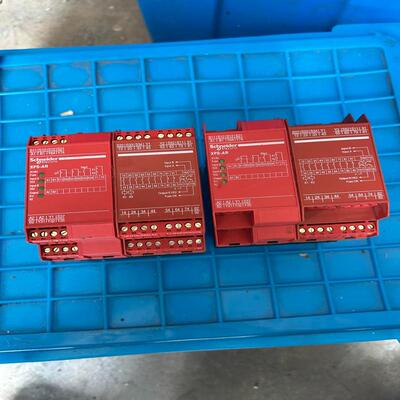 施耐德安全继电器模块型号XPSAR311144P成色(议价）
