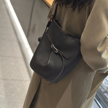 NAN-D头层牛皮水桶包皮带扣不规则hobo腋下包托特包单肩大包包女