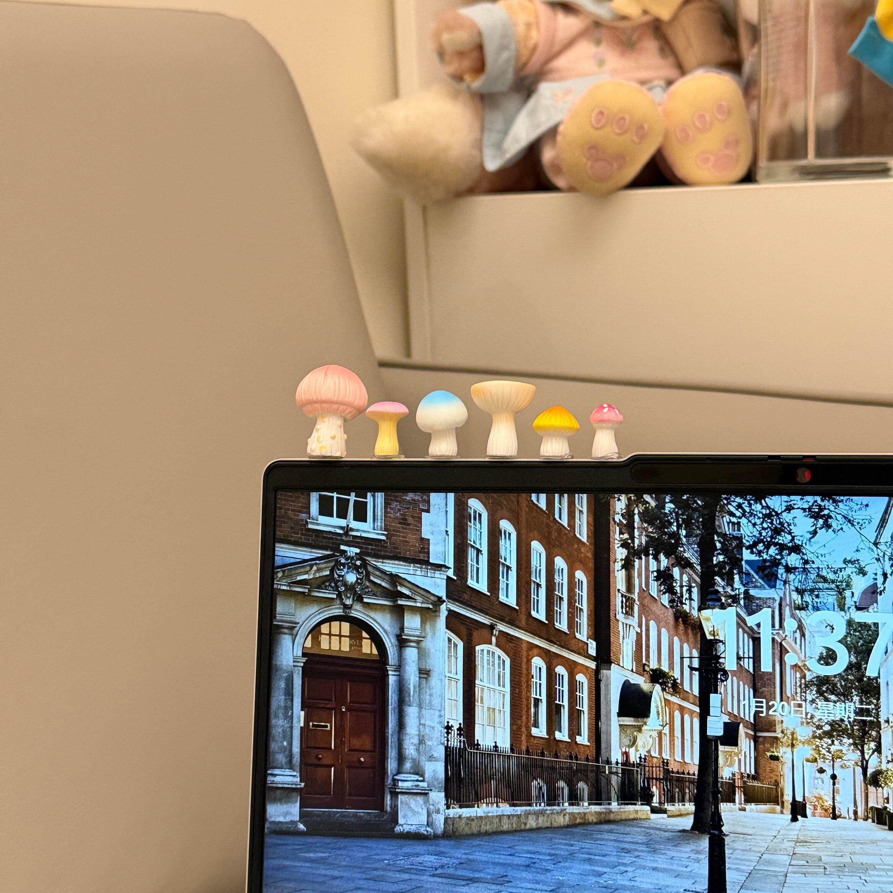 彩色小蘑菇电脑装饰小配件解压治癒系汽车内饰摆件显示器边框装饰