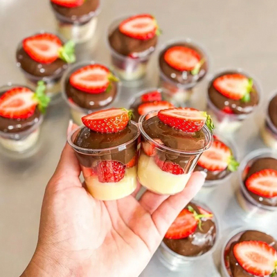 冬季巧克力草莓试饮球盖杯甜品