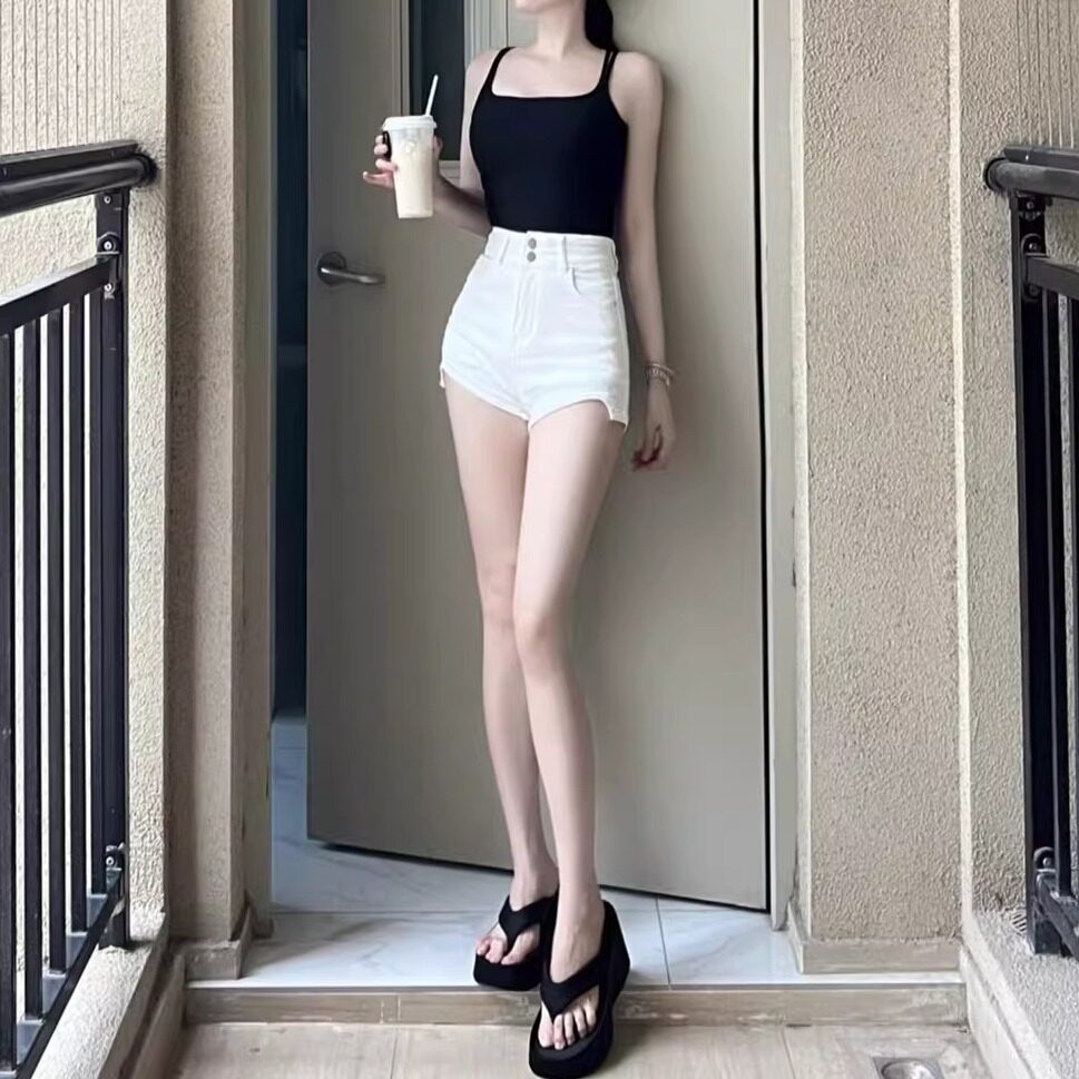 挖到一条显腿长白色牛仔短裤图片