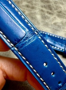 只有一条，20mm宝石蓝色美洲鳄鱼皮正竹节纹男表带小牛皮底面