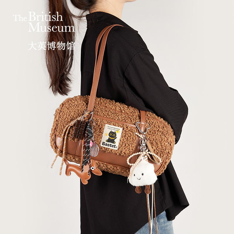大英博物馆羊羔毛枕头包单肩包
