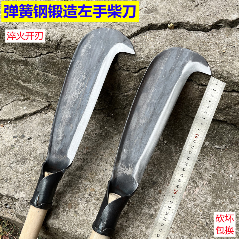 左手老式柴刀反手砍树竹