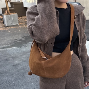 朵女包秋冬新款磨砂牛皮新月包美拉德鹿皮绒斜挎单肩饺子包腋下包