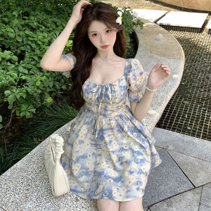 法式泡泡袖设计感连衣裙女夏新款掐腰显瘦方领绝美气质复古碎花裙