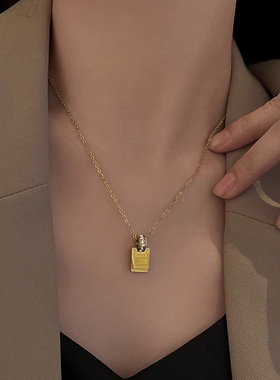 金色情书字母铭牌钛钢项链女精致百搭小众锁骨链轻奢气质设计颈链