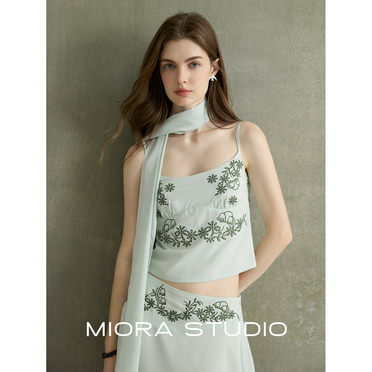 miorastudio法式盐雾青风铃花藤曼刺绣吊带背心不规则半身裙套装