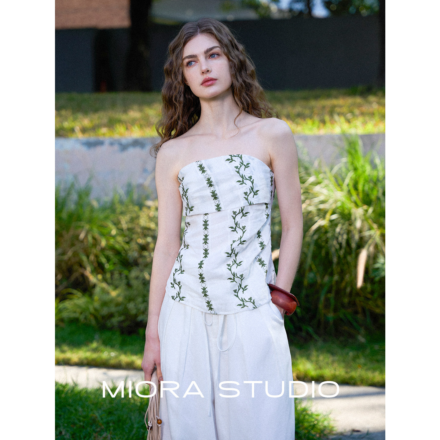 miorastudio法式复古珍珠白绿色藤曼刺绣褶皱显瘦收腰抹胸上衣