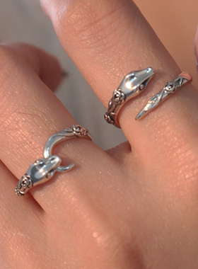 嘻哈咬尾蛇形戒指女复古时尚个性玫瑰S开口指环叠戴食指戒潮