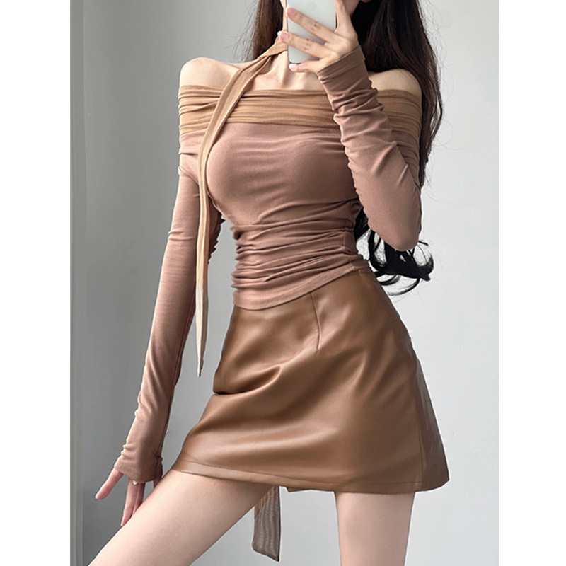 秋冬新款一字肩媚感显胸大的上衣