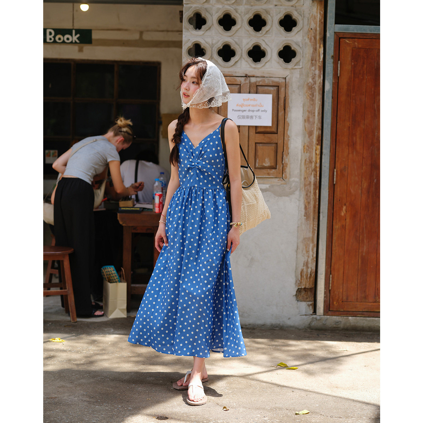 短短假日复古波点显白蓝色度假吊带连衣裙女夏季收腰长裙海边穿搭